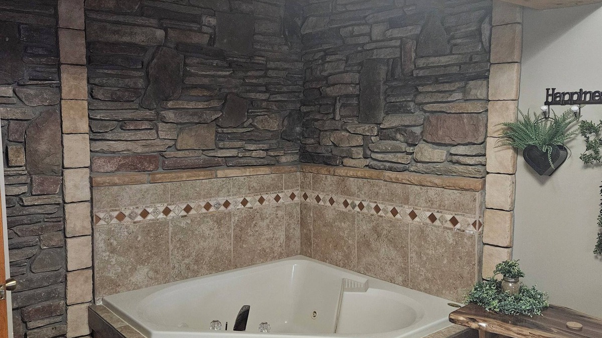 Bristolville House | Ledgestone Farms-Quiet Country Apartment