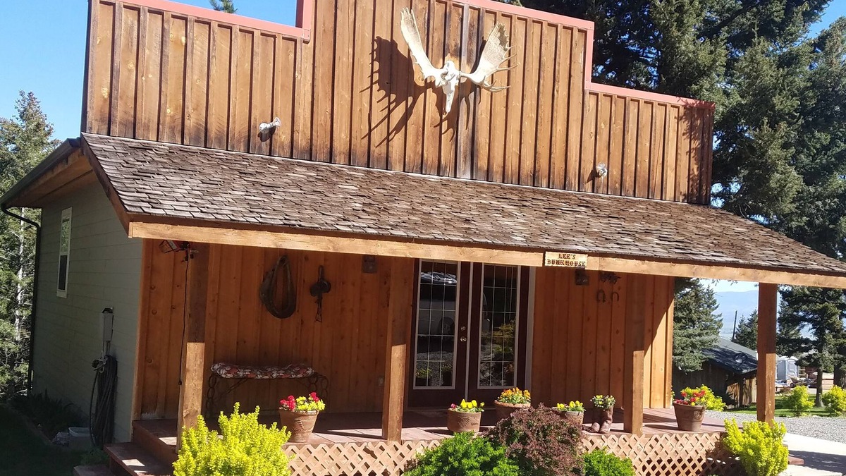 Montana City Cabin | Lee's apartment building on saddle mountain