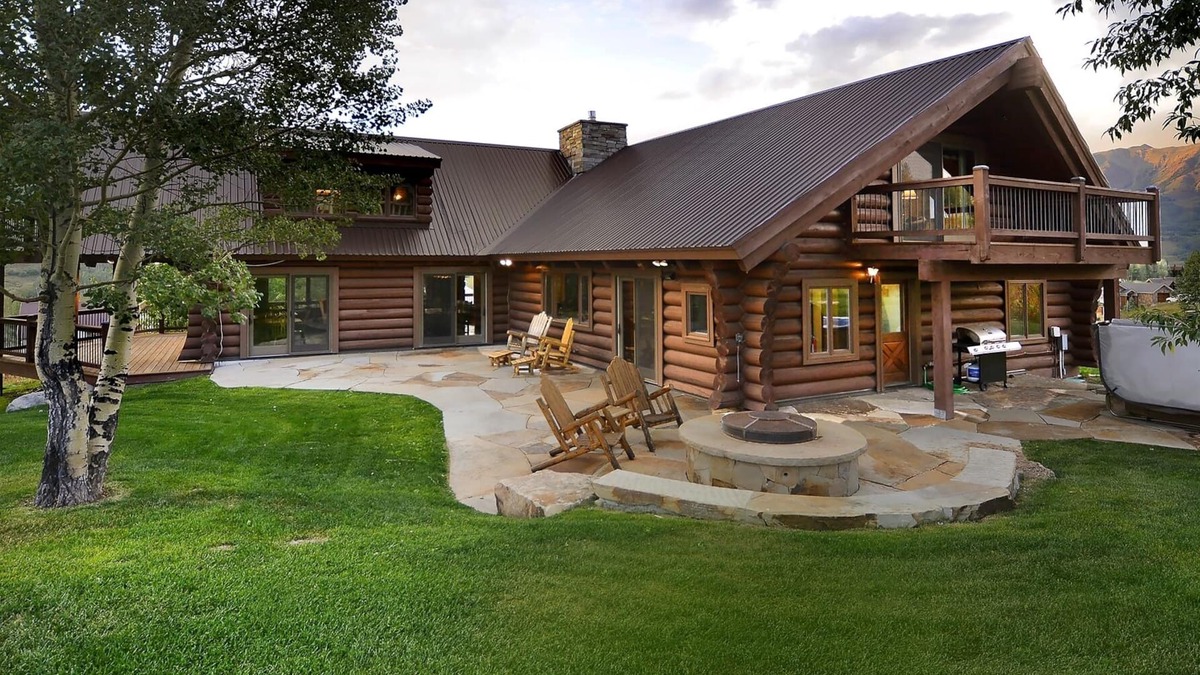 Crested Butte House | Lee`s Summit/Fabulous Log Home/Walking Distance to the Slopes/Hot Tub/Firepit