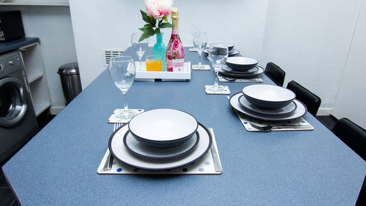 Leeds House | Leeds City Centre House Sleeps 8 Comfortably