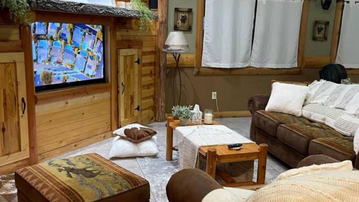 Eau Claire House | Legacy farm waterfront horse farm with 3bedroom in a barn complex in Eau Claire.