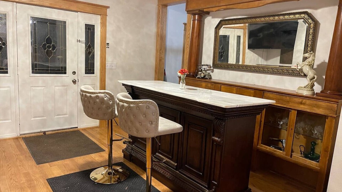 Eau Claire House | Legacy Farm! WaterFront 1920’s Flair (Adults Only)