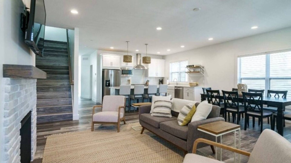 Northeast South Bend House | Legacy II- Walk to Notre Dame. New 6 bedroom 5.5 bathrooms, sleeps up to 14