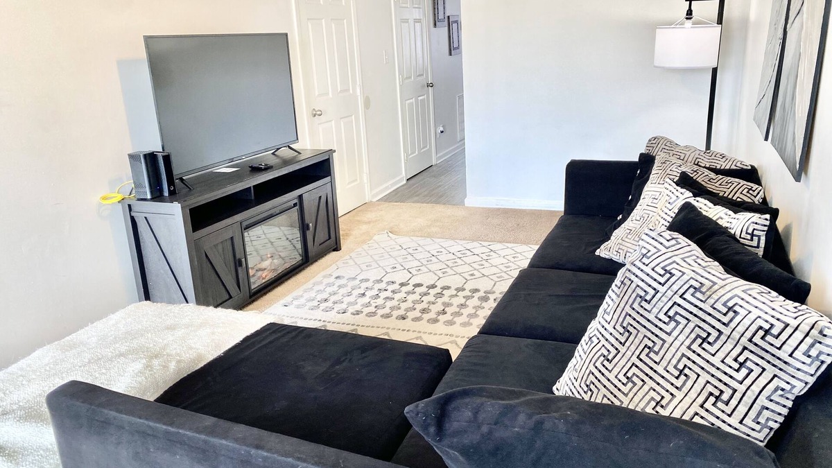Clarksville House | Legacy Pad! Spacious 2 bed townhome with modern vibes