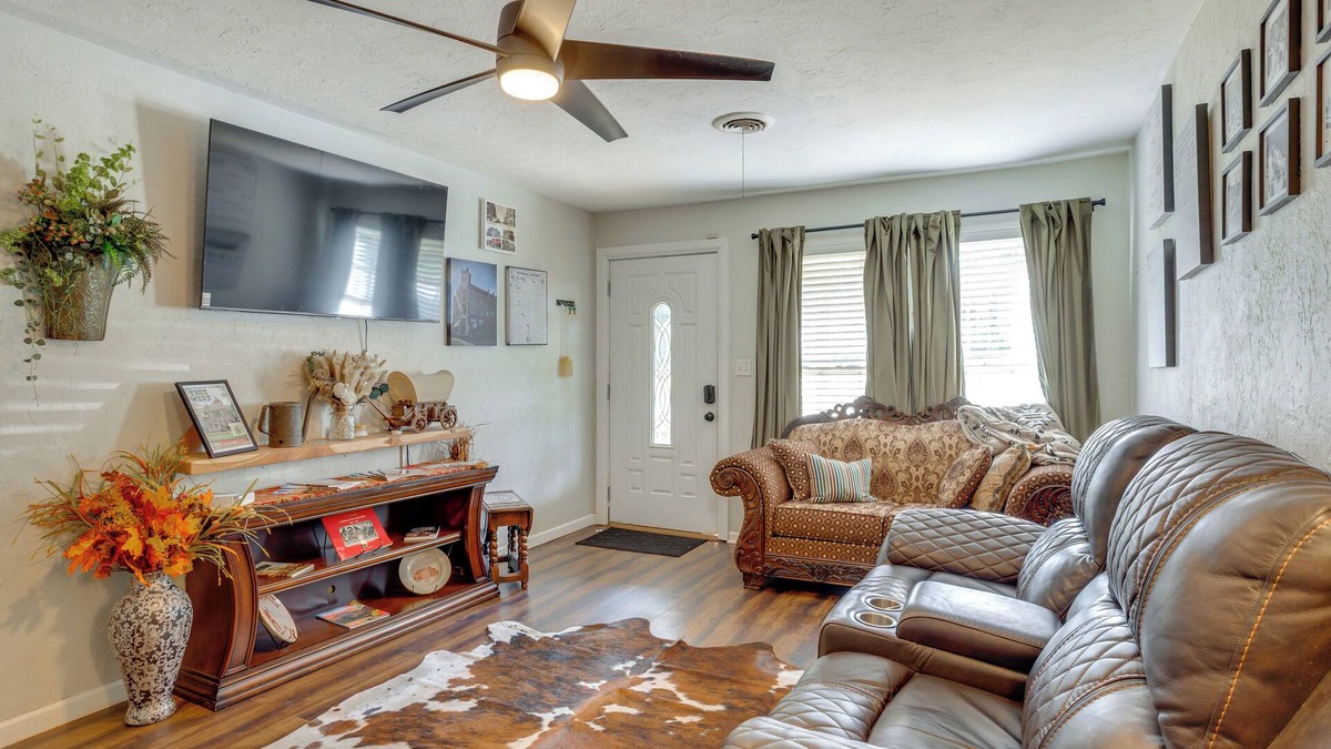 Guthrie House | ‘Legacy Run:’ Guthrie’s Historic Haven Near Shops