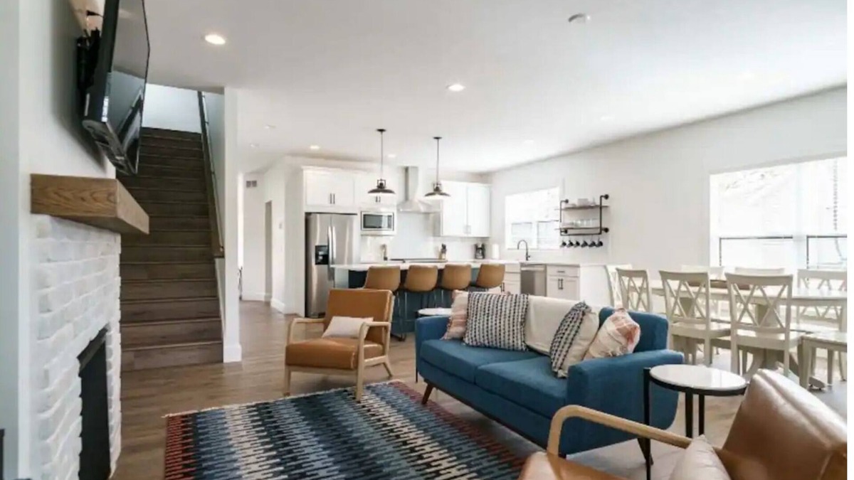 Northeast South Bend House | Legacy-Walk to Notre Dame. New 6 bedroom 5.5 bathrooms, sleeps up to14.