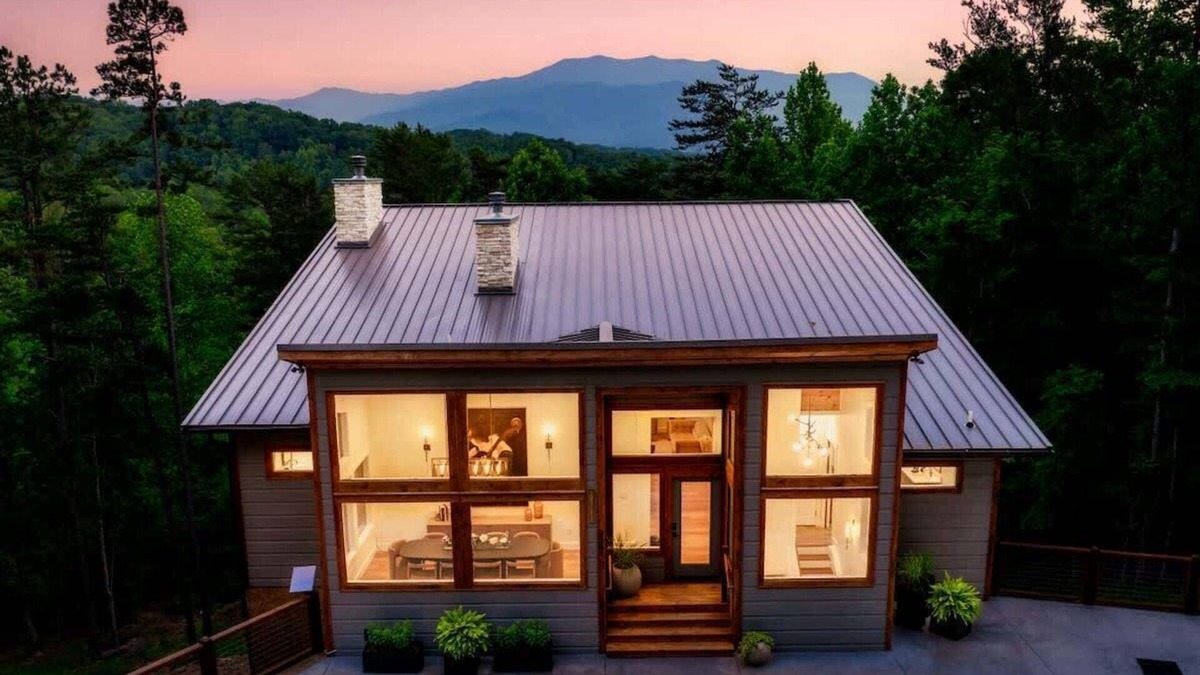 Gatlinburg - Pigeon Forge Cabin | Legend - Cabin for 22 with Pool & Sports Simulator