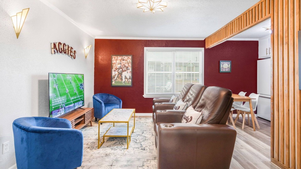 College Station Apartment | Legends: 1st Floor/2 Bdrm, Walk to A&M, King Beds