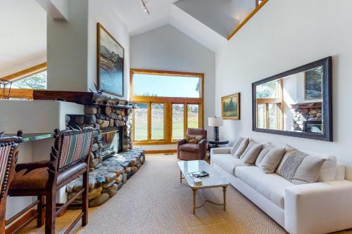 Elkhorn Village Apartment | Legends Hideout