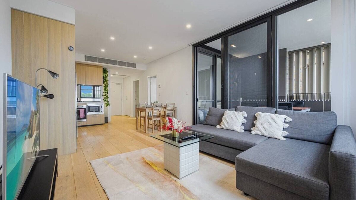 Leichhardt Apartment | Leichhard near Shopping/Train Station with Pool