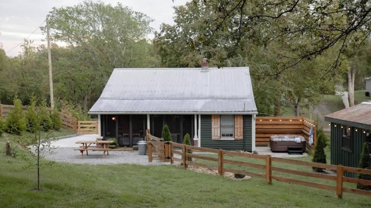 Leipers Fork House | Leipers Fork Village Bungalow w/Hot Tub & Firepit