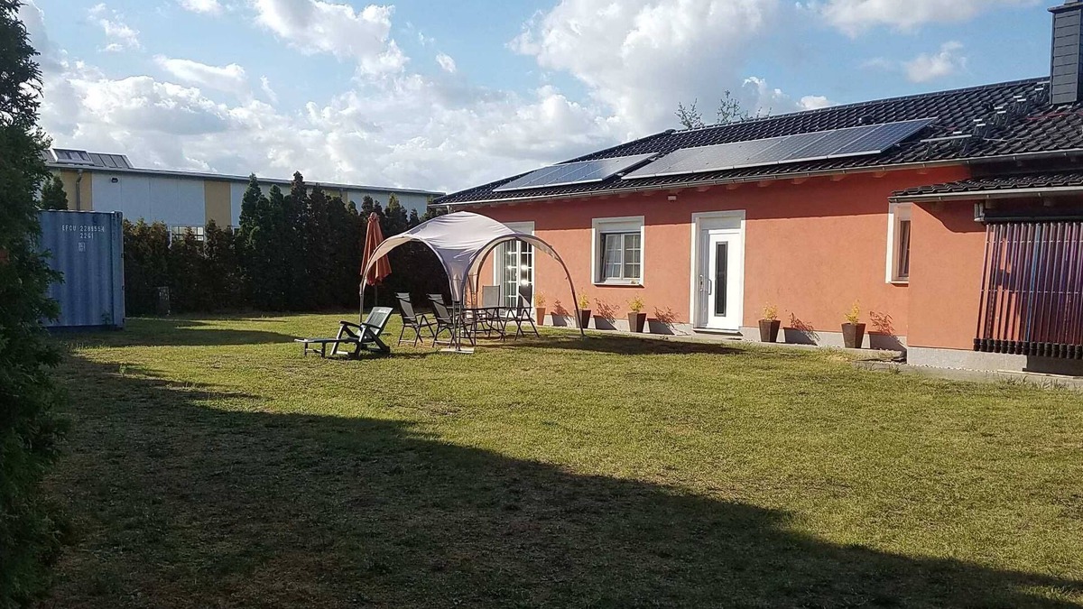 Suedwest Apartment | Leipzig dog/dogs on request; quiet location; garden; near the lake; Belantis