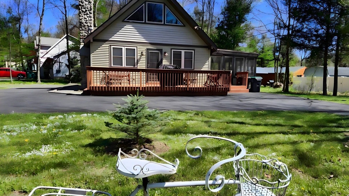 Pocono Summit Ski Chalet | Leisure Landing!