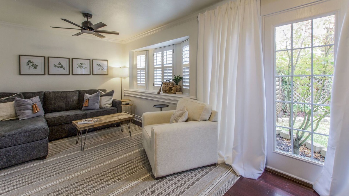 Salado House | Leisure stroll to Salado Creek, golf, walk Downtown. Screened porch!