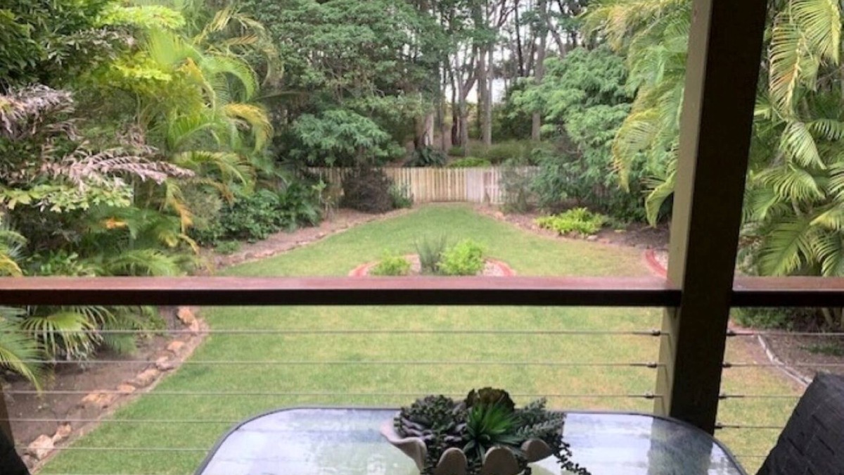 Toogoom House | Lemac - Direct Access to Toogoom Beach-Sleeps 8-2 Smart TV's-Wifi-Pets