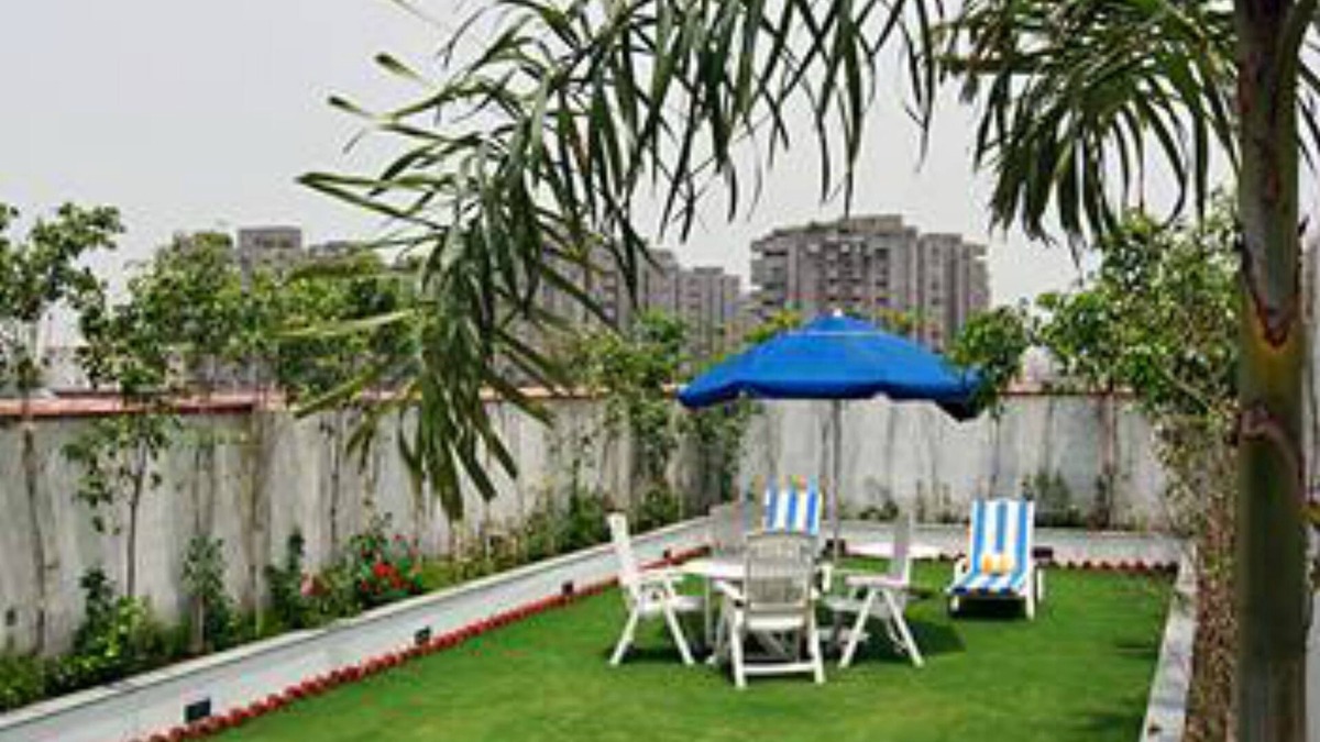 Kaushambi Hotel | Lemon Tree Hotel, East Delhi Mall, Kaushambi