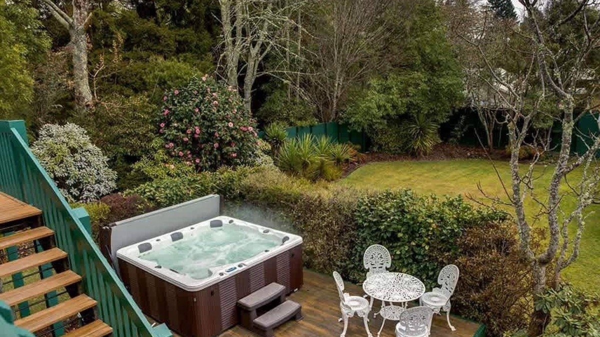 Lynmore House | Leo's Place | Spacious Lynmore House with Spa Pool