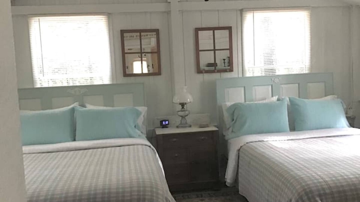 Hartshorn Cottage | Leona’s Cottage -Uniquely Rustic Comfortably Cozy