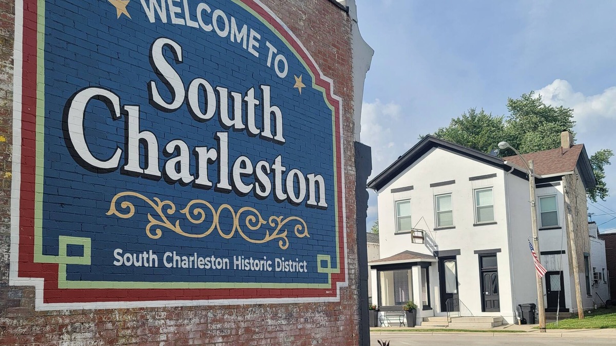 South Charleston House | LEOS LOFT- Private Spacious 2 BR Suite in charming town - Only 8 miles to I-70!
