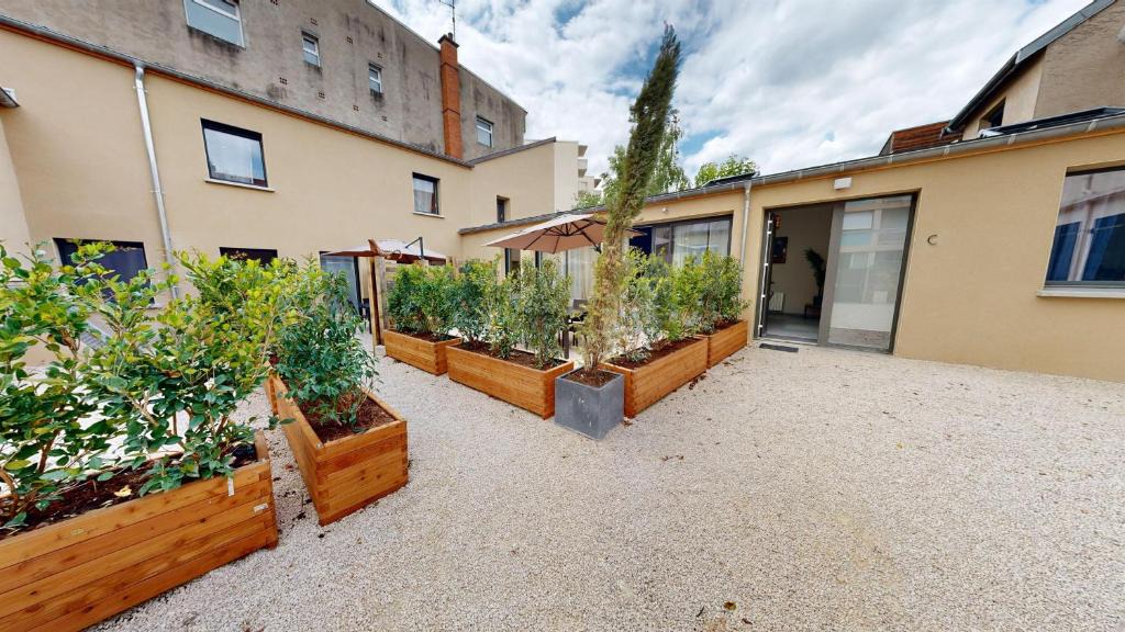 Jouvence House | Les 2 cours C
