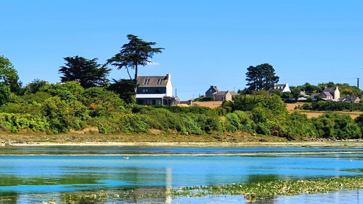 Plougoulm House | Les Aigrettes, feet in the water, Spa, 9 people