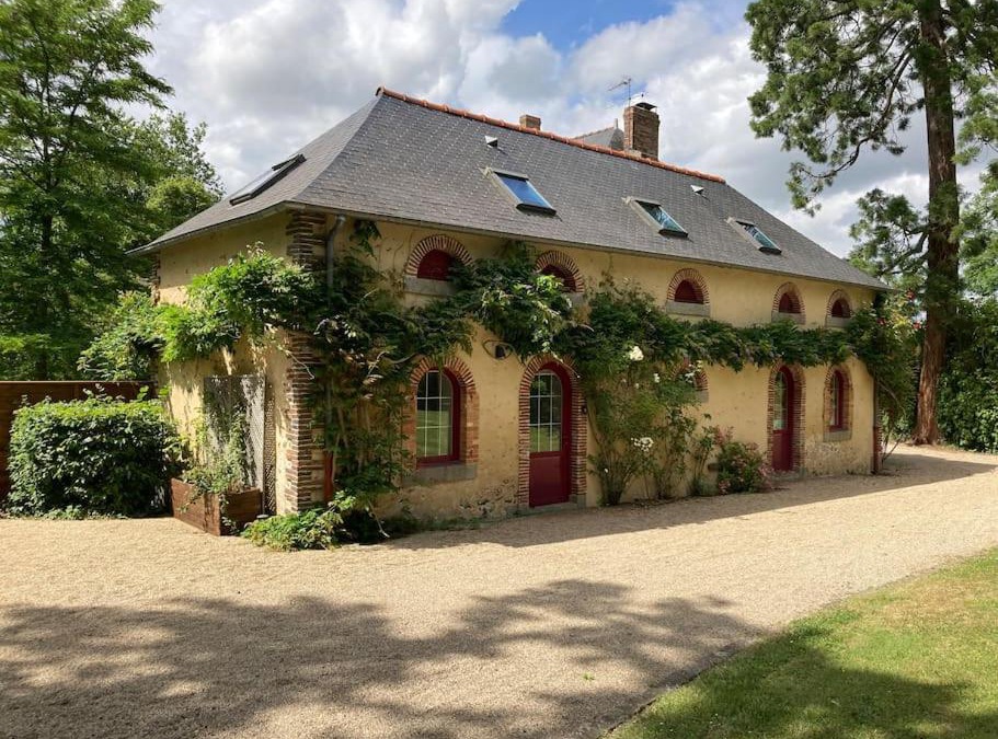 Saint-Ouen-des-Toits House | Les Bosquets