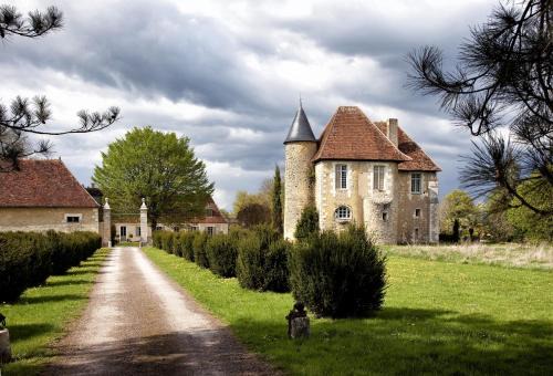 Saint-Georges-sur-Moulon Bed & Breakfast | Les Chambres d'Hôtes du Château de Saint-Georges