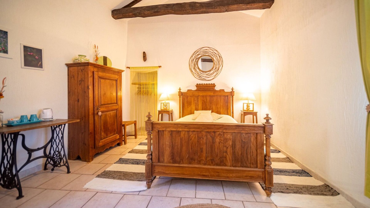Saint-Julien-d'Arpaon Bed & Breakfast | Les Copains à Bord - The Mimente Room