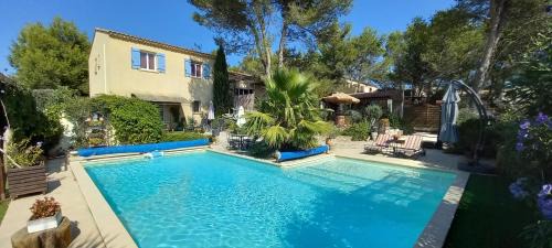Beaucaire Bed & Breakfast | Les coronilles
