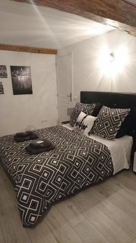 Saint-Romain-de-Jalionas Apartment | Les Dauphins