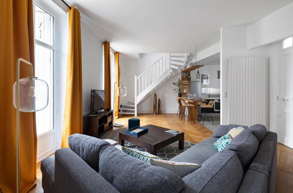 Decre-Cathedrale Apartment | Les Ducs by Cocoonr