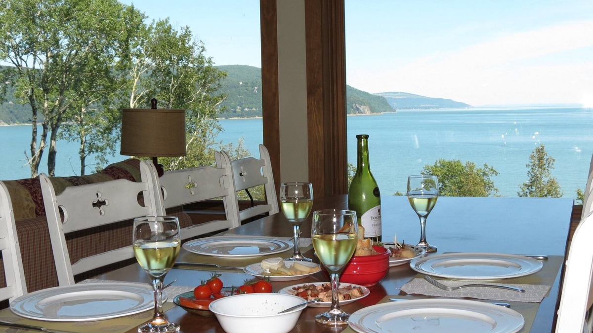 Baie-St-Paul House | Les Echos du Fleuve, on the shores of the St-Lawrence, ski Le Massif, EV Charger