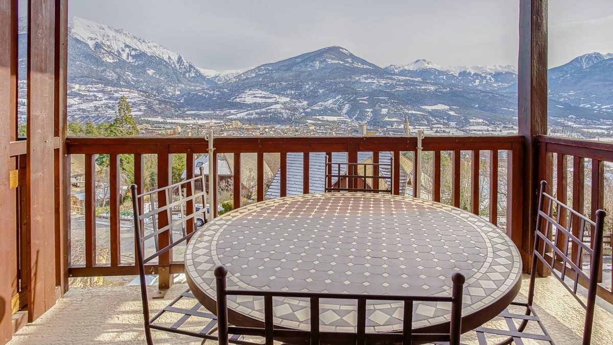 Embrun Apartment | Les Fauvettes - appartement vue imprenable sur montagne
