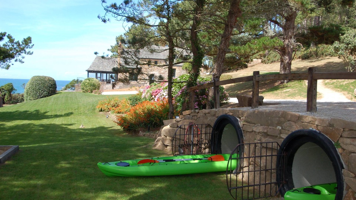 Plougasnou Villa | Les Gabelous, sleeps 9, direct beach access and panoramic sea view