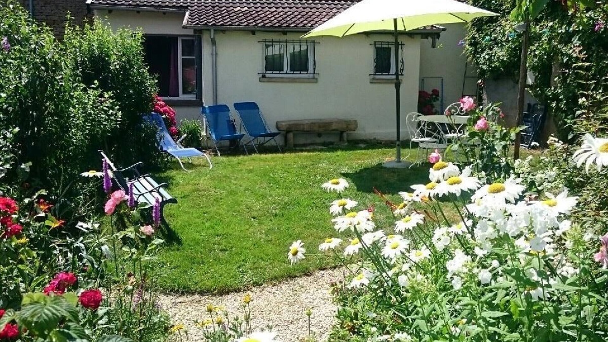 Chargey-les-Port Cottage | Les Glycines Cottage - Quiet with wifi and pets allowed