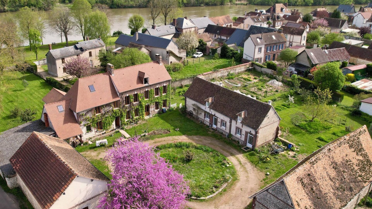 Poses Other | Les Jardins de Félicie. FarmHouse near Lac and Seine.