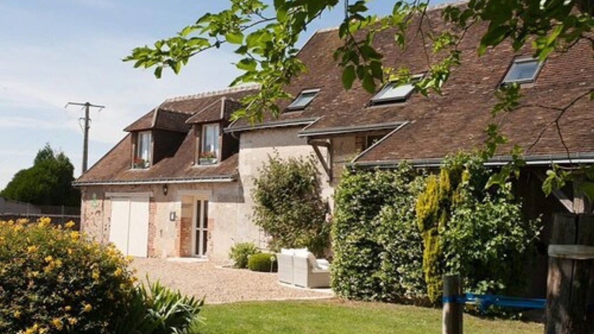 Dame-Marie-les-Bois House | Les Jarrières