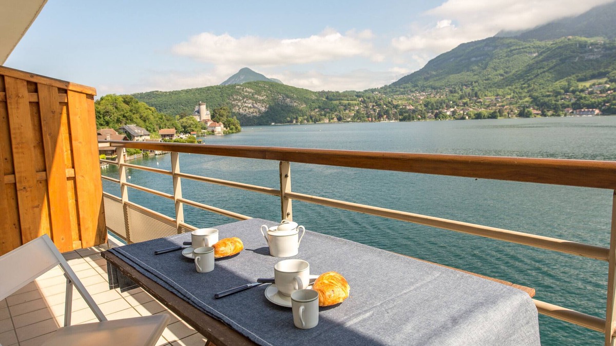Bredannaz Apartment | LES LIBELLULES - Appartement surplombant le lac.