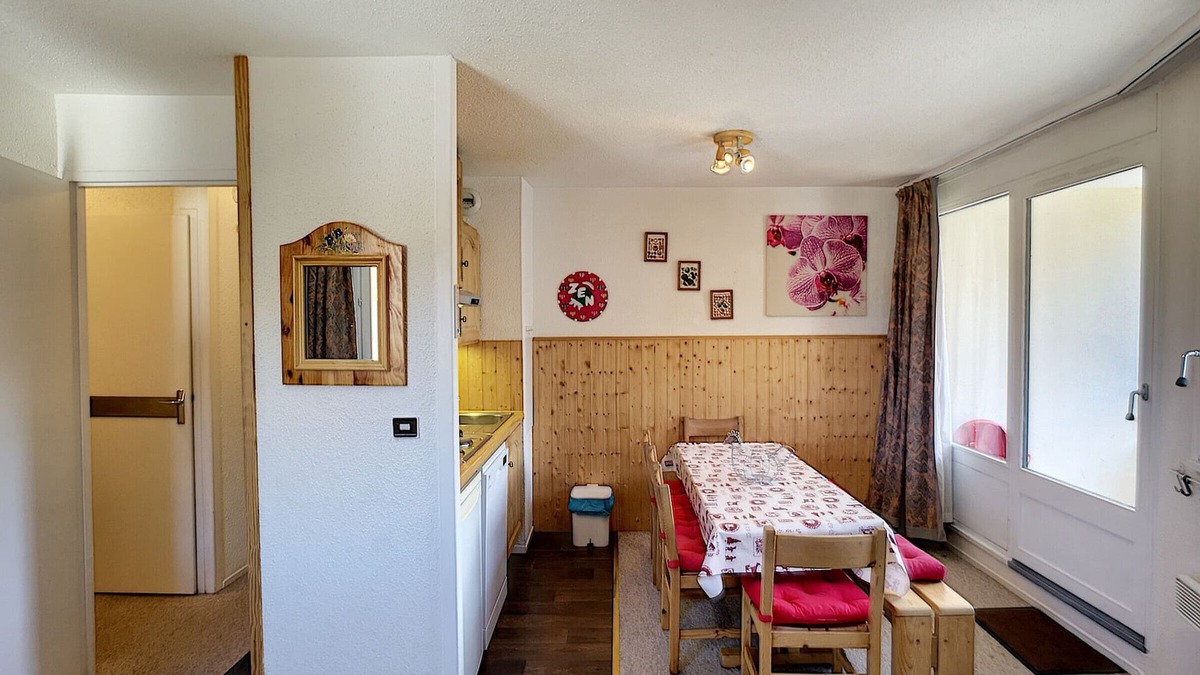 Reberty Apartment | Les Menuires: 2 rooms, 6 ppl, south balcony, wifi, pets, parking