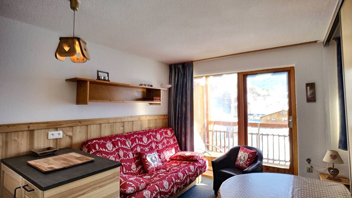 Les Bruyeres Apartment | Les Menuires - 2 rooms, 4 ppl ski-in/ski-out with balcony and ski locker