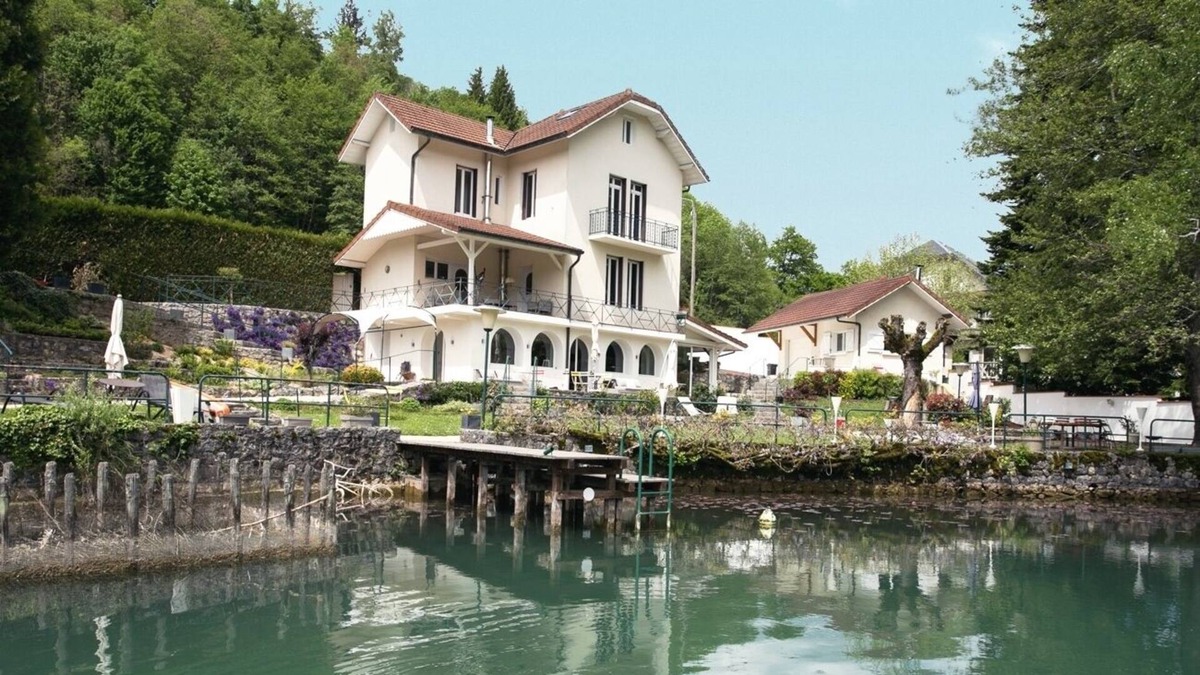 Saint-Alban-de-Montbel Villa | Les Nénuphars, Superbe Villa au Bord du Canal du Thiers, Lac D'aiguebelette