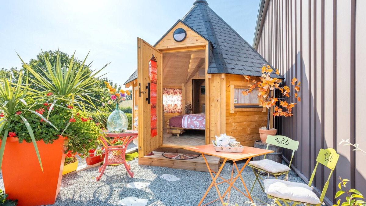 Saint-Michel-Mont-Mercure Bed & Breakfast | Les Philous Gourmands - Guest Room Chalet 'Chine' with Private Terrace
