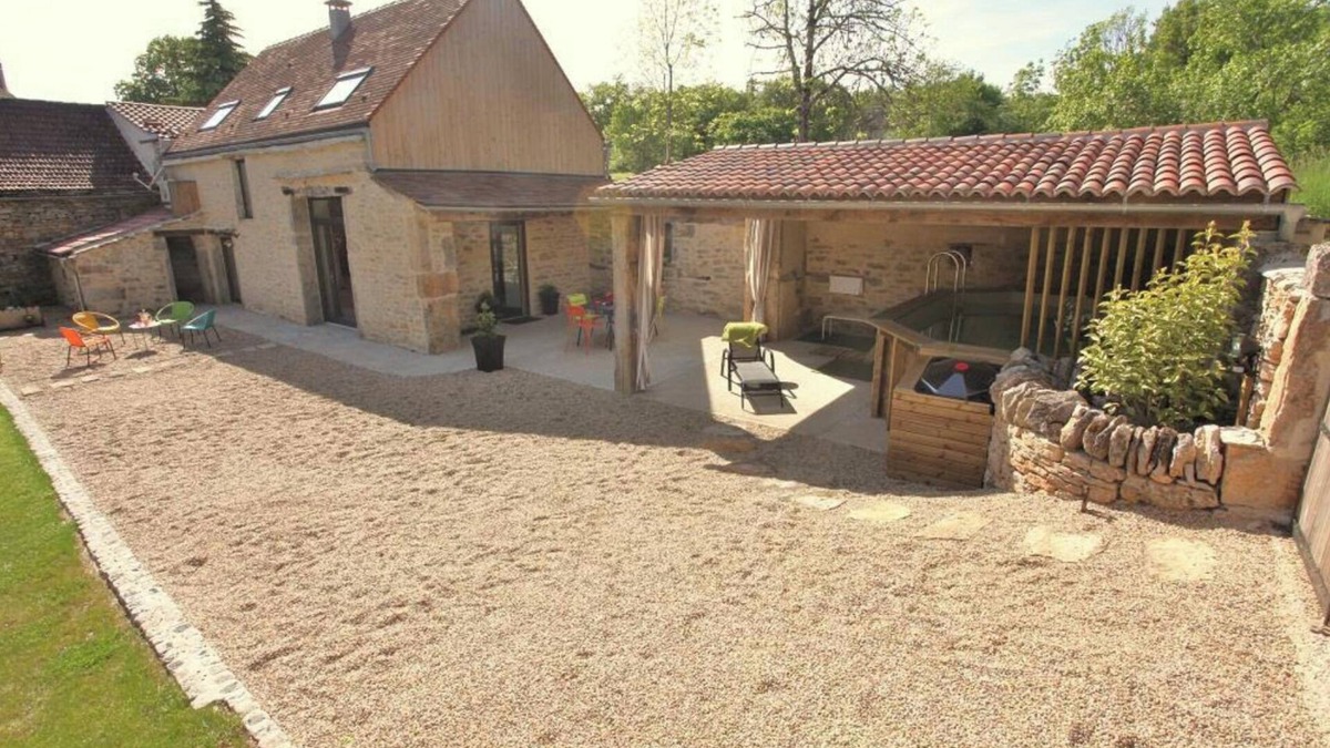 Varaire House | Les Pierres du Quercy: 6 berths and heated pool