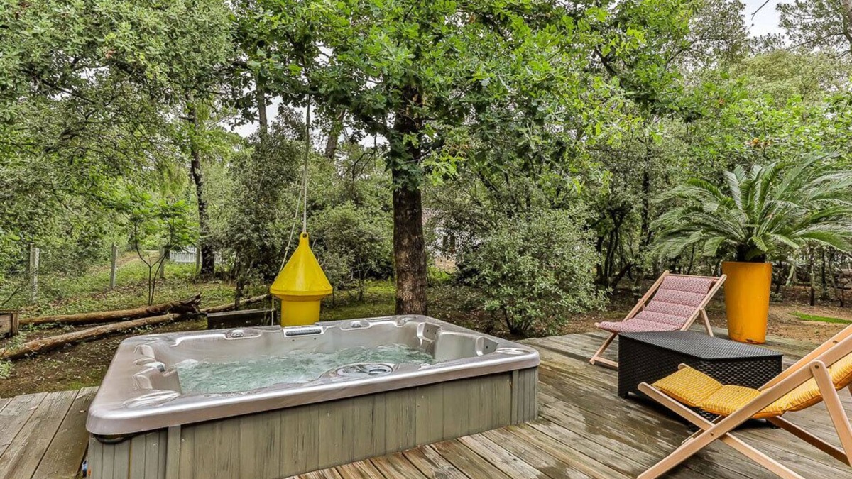 Saint-Hilaire-de-Riez Cabin | Les Pins - Maison avec piscine & jacuzzi
