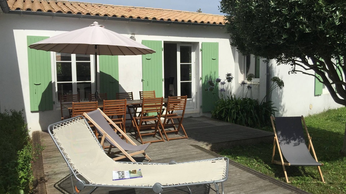 Les Portes-en-Re Villa | Les Portes en ré, Nice villa with garden in the center of the village.