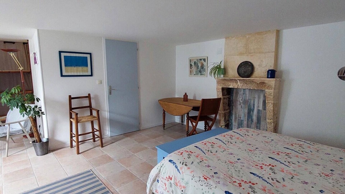 Saint-Romain-de-Benet Bed & Breakfast | Les Primevères Guest Room – Welcome and Comfort in Saint-Romain-de-Benet