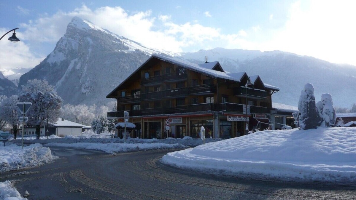 Samoens Apartment | Les Rhodos 8. 1 bedroom apartment (42m2) next to the Grand Massif Express lift.