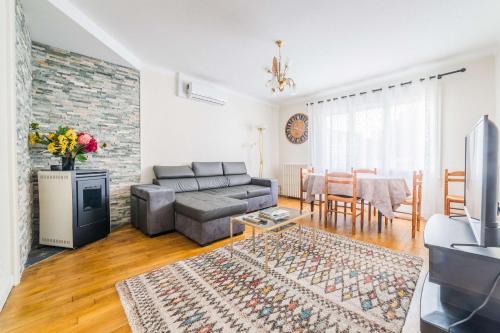 Brive-la-Gaillarde House | Les Rosiers - Maison avec JACUZZI