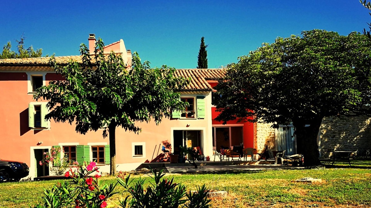 Mormoiron Apartment | Les Roucas: studio type, guaranteed Provençal charm, garden and pool view