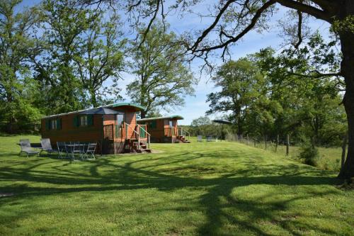 Vallon-en-Sully Bed & Breakfast | Les Roulottes des Ris